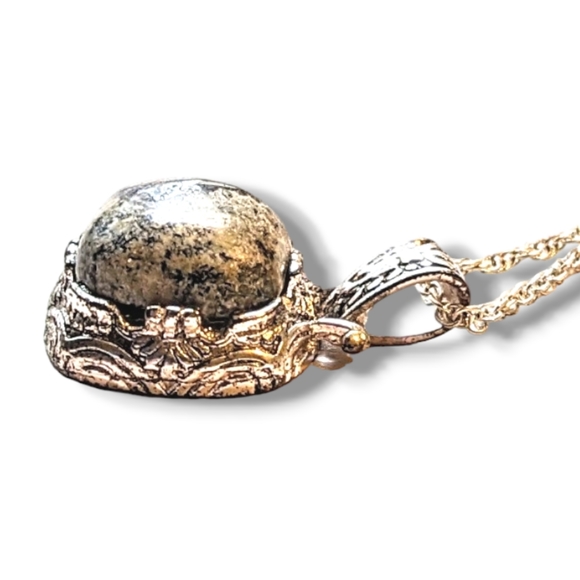 📿Gorgeous Stone Necklace Inlayed in a Beautiful Silver Setting - Picture 3 of 6